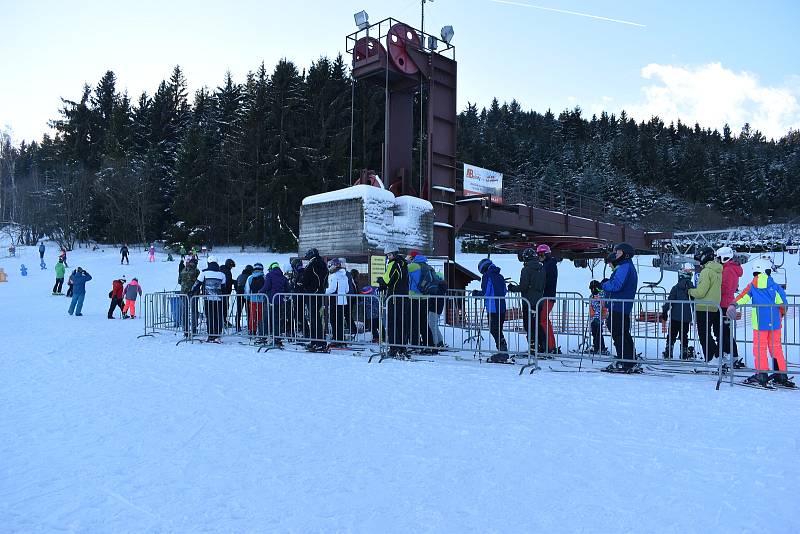 Lyžaře na sjezdovce na Harusáku neodradilo ani proměnlivé počasí.