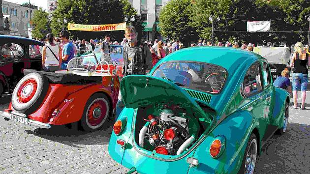 Na žďárském náměstí Republiky se sešli příznivci historických vozidel