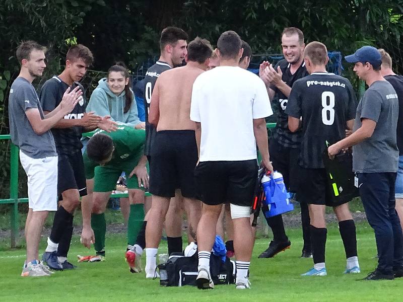 V úvodním kole nového ročníku východní skupiny 1. B třídy si fotbalisté Radešínské Svratky (v tmavém) hravě poradili výhrou 4:0 se Stonařovem (v bílých dresech).