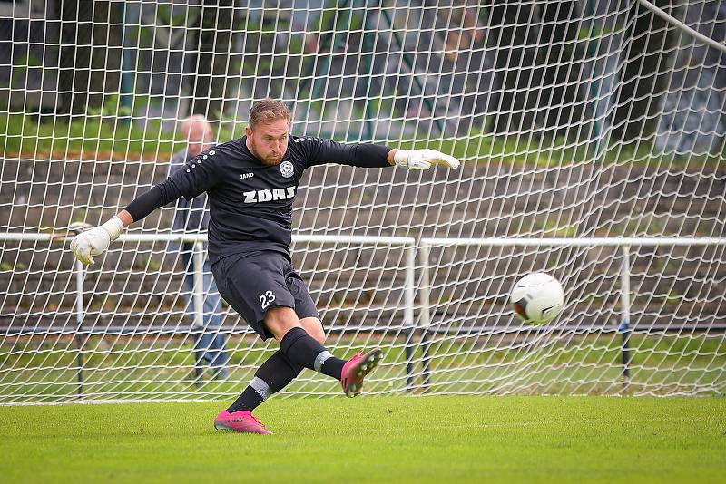 Divizní krajské derby mezi fotbalisty Žďáru nad Sázavou (v bílém) a Ždírce nad Doubravou (ve žlutočerném) rozhodla až závěrečná čtvrthodina. Žďár vyhrál 2:0.