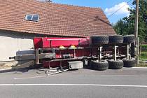 Mladý řidič traktoru převrátil na Žďársku návěs. Vezl v něm šestnáct tun obilí