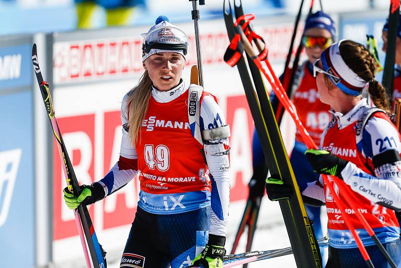 Eva Puskarčiková a Jessica Jislová po stíhacím závodu žen na 10 km.