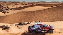 Tomáš Ouředníček (starší s fouskama) s navigátorem Davidem Křípalem na letošní Rally Dakar 2021.