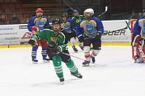 Hráči Bohdalce (v zelených dresech) si v dalším kole Vesnické hokejové ligy doslova smlsli na celku Pavlova.