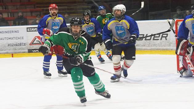 Hráči Bohdalce (v zelených dresech) si v dalším kole Vesnické hokejové ligy doslova smlsli na celku Pavlova.