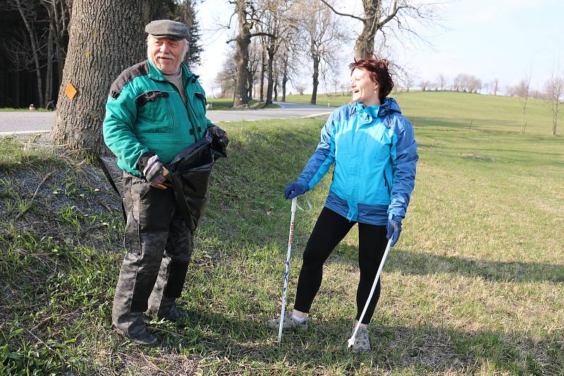 Do sbírání odpadků podíl silnic se pustili dobrovolní hasiči z Rokytna i z Kuklíku.