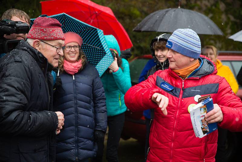 „Lovec stromů“ Rob McBride se přijel podívat na českého finalistu v soutěži Evropský strom roku – Chudobínskou borovicí ve Víru.