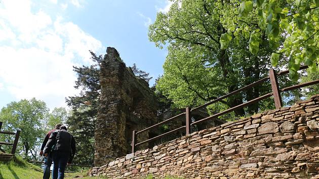 Zřícenina uprostřed obce. Pozůstatky hradu Dalečín jsou lákadlem pro návštěvníky