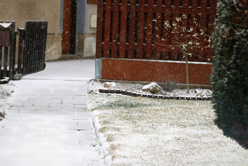 Zatím jen poprašek se může brzy změnit v souvislou sněhovou pokrývku.