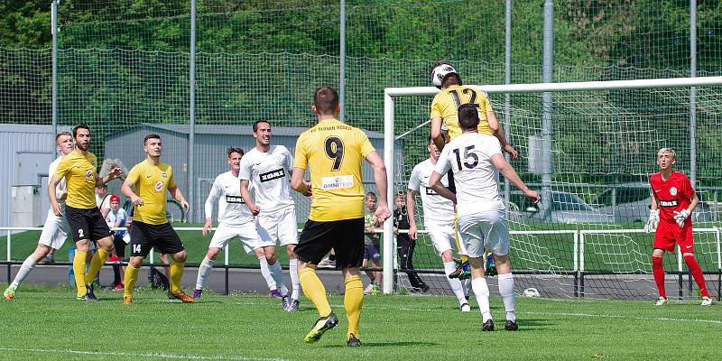 V sobotním domácím utkání proti Rosicím (ve žlutých dresech) tahali fotbalisté Žďáru (v bílém) za kratší konec provazu.
