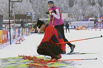 Vít Fousek a Josef Kučera (vzadu) testují lyže při světovém poháru.