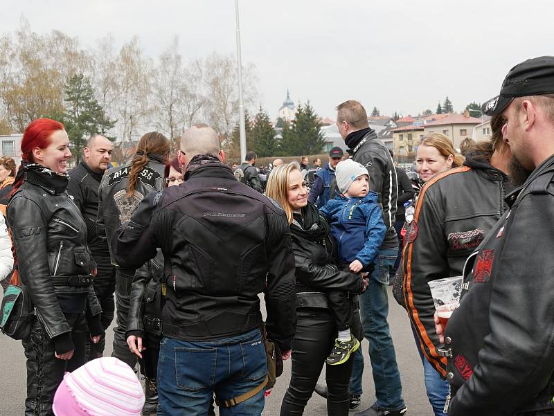 Otevírání silnic, jež se opět konalo v režii motoklubu Indian Givers, přilákalo v sobotu odpoledne i přes chladné počasí stovky účastníků.