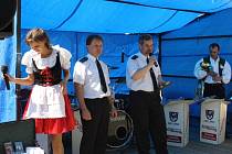 Při slavnostní události vystoupil poslanec Karel Černý (s mikrofonem) a předal hasičům z Netína plaketu ke 115. výročí vzniku jejich SDH.