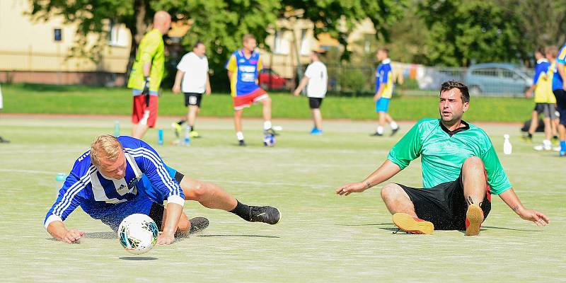 Fotbalisté Alka (v zelených dresech) si vyšlápli na vítěze předchozího ročníku Žďárské ligy malé kopané. Benjamin (v pruhovaném) zdolali výsledkem 5:3.