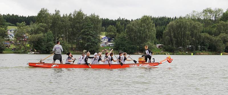 Hladinu Pilské nádrže ve Žďáře nad Sázavou rozčeřily v sobotu 19. srpna dračí lodě. Divákům se předvedlo bezmála čtyřicet posádek v sedmi kategoriích.