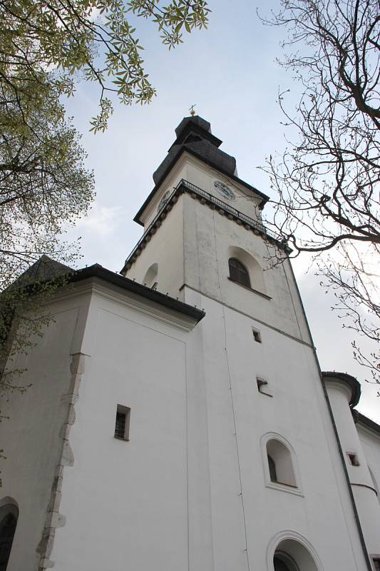 Věž kostela svatého Prokopa ve Žďáře nad Sázavou. Farnost a regionální muzeum tam v sobotu 13. května pro zájemce pořádají komentované prohlídky s výhledem z ochozu.