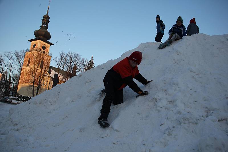 V minulých letech si dětii v centru Nového Městěana Moravě užívaly klouzání na hromadě sněhu.