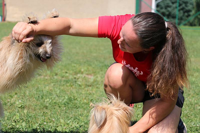 Jitka Hrdinová  je majitelkou výcvikového střediska Na konci světa. Se svými čtyřnohými mazlíčky zanechává v tuzemských i mezinárodních soutěžích v agility nesmazatelnou stopu.