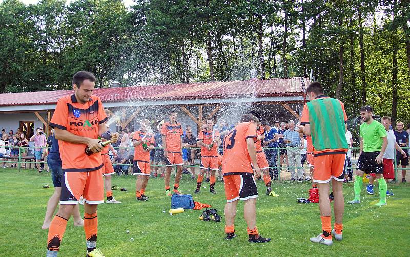 Fotbalisté Radešínské Svratky (v oranžových dresech) si vybojovali postup do krajské I. A třídy.