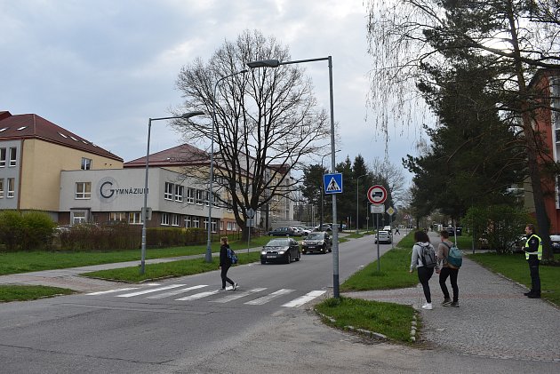 Ve Žďáře řeší dopravní chaos u škol. Rodičům vyhradí město parkování jinde