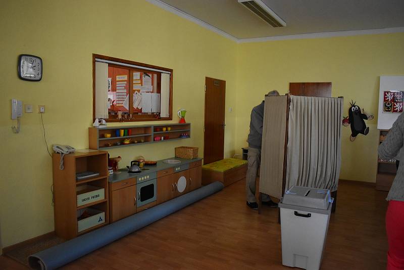 Volby v prvním okrsku se uskutečnily v mateřské škole na Žďárské ulici.