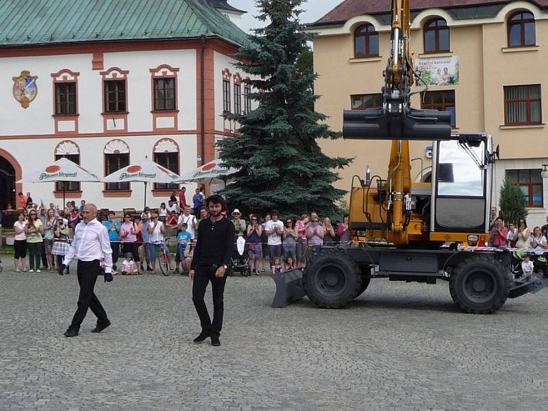 Milostné duo pro bagr a tanečníka v představení Něžný bagr viděly v sobotu dopoledne na náměstí Republiky stovky diváků.