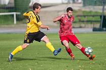 V předposledním podzimním kole se divizním fotbalistům Bystřice (v červeném) příliš nevedlo. Lanžhotu doma v sobotu podlehli vysoko 0:4.