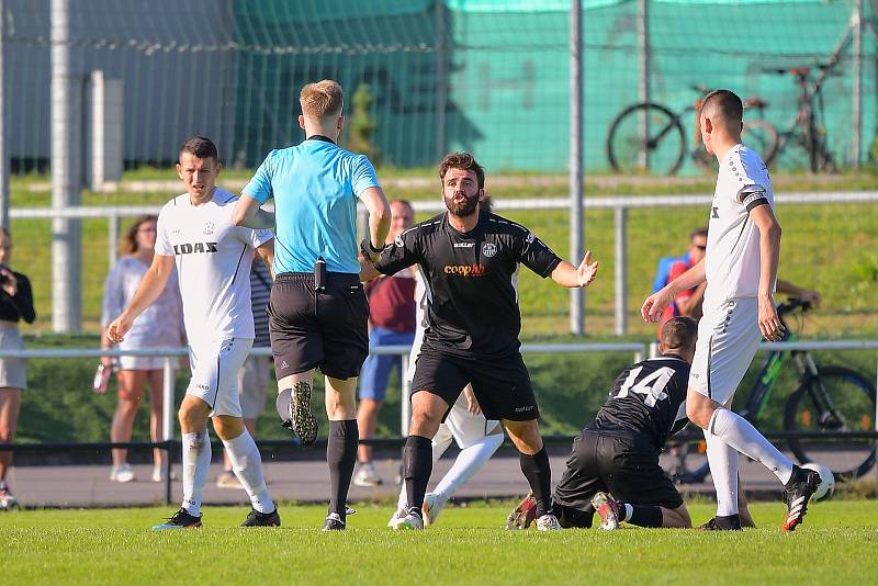 V pořádnou přestřelku se zvrhlo sobotní krajské divizní derby mezi fotbalisty Žďáru (v bílém) a Havlíčkova Brodu (v černém). Z výhry 5:2 se nakonec radovali domácí hráči FC Žďas.