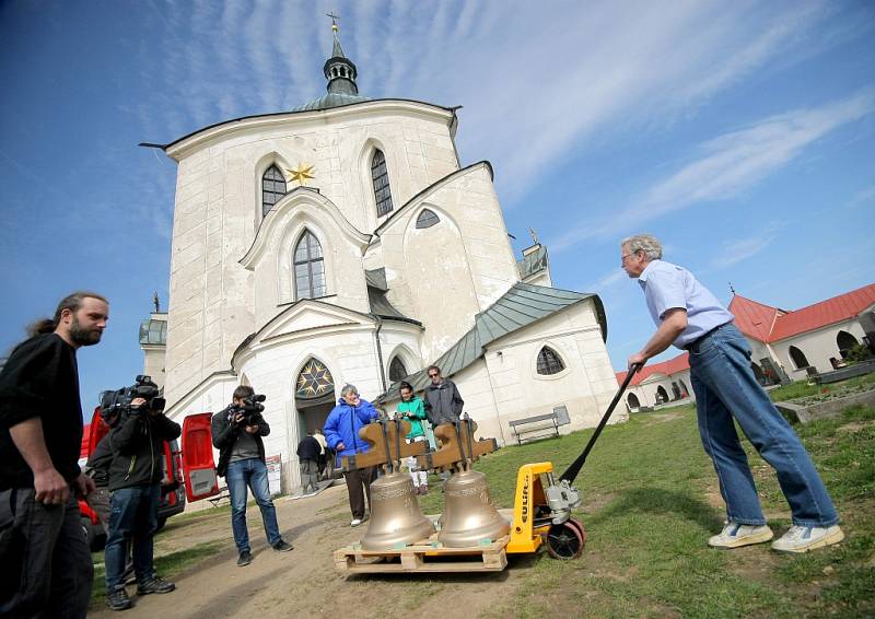 Do Žďáru dorazily nové zvony. Budou k vidění v kostele na Zelené hoře až do 15. května, o den později jim bude požehnáno. 