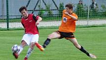 Okresním přeborníkem na Žďársku jsou v sezoně 2021/2022 fotbalisté Křižanova (v oranžových dresech). Rozhodli o tom sobotní remízou 2:2 proti rezervě Nové Vsi.