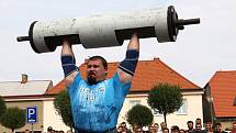 Profesionální strongman Lukáš Svoboda ze Žďáru nad Sázavou tahá kamiony nebo zvedá těžké věci.