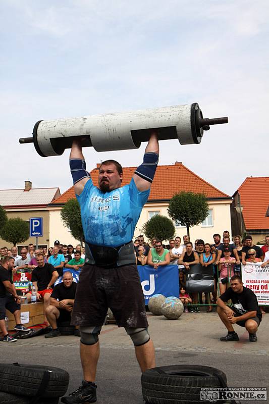 Profesionální strongman Lukáš Svoboda ze Žďáru nad Sázavou tahá kamiony nebo zvedá těžké věci.