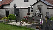 Hřbitov Bobrůvce se rozkládá okolo jednoho z nejstarších svatostánků v kraji.