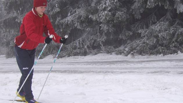  Sněhu pro běžecké lyžování na Ždársku o víkendu přibylo. Pro neomezený výjezd rolby a kvalitní stopy by chtělo ještě aspoň dvacet centimetrů navíc.   