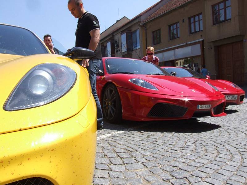 Sraz vozů značky Ferrari ve Velké Bíteši.