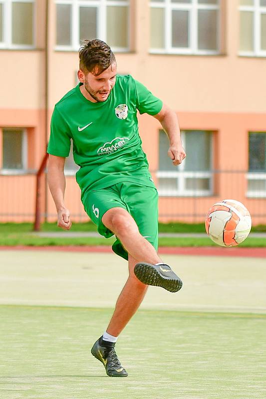 Hráči Kozel Teamu (na týmovém snímku v zelených dresech) nasadili od prvního kola neskutečné tempo a po zásluze si během podzimní části letošního ročníku první ligy vybudovali komfortní náskok pro jarní odvety a nadstavbu.