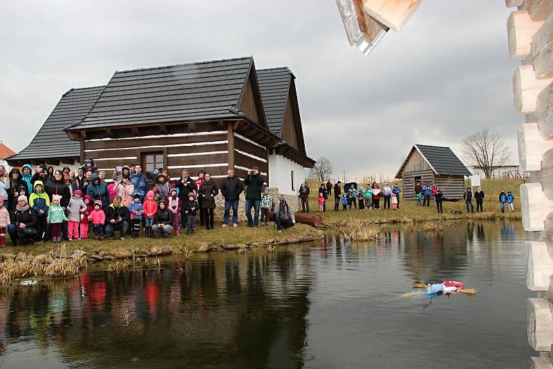 V bystřickém Edenu děti z folklorního souboru Borověnka vynášely Moranu a vystoupily s velikonočním pásmem.