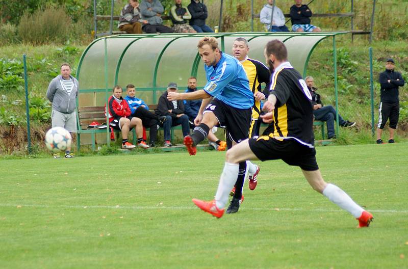 Devět gólů nasázelo v sobotu béčko Bystřice (v modrém) fotbalistům Křoví (v černých dresech).