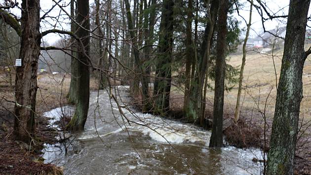 OBRAZEM: Hladiny řek stoupají, některé toky se začínají vylévat z břehů