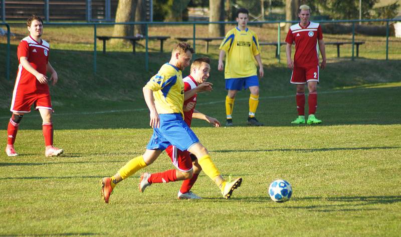 Béčko Nové Vsi (ve žlutém) doma v sobotu zdolalo Svratku (v červeném) překvapivě vysoko 5:2.