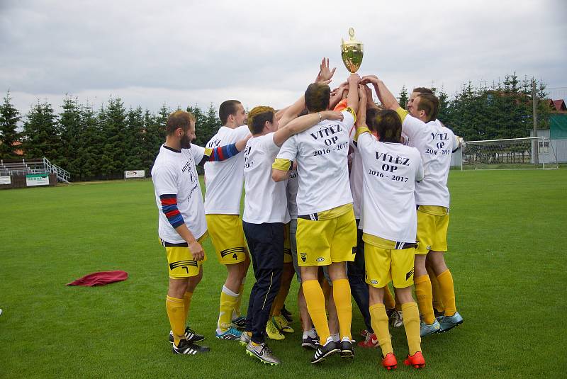 Fotbalisté Bohdalova (ve žlutých dresech) suverénně ovládli letošní ročník okresního přeboru a po čtyřech letech se vrací zpět do krajských soutěží na Vysočině.