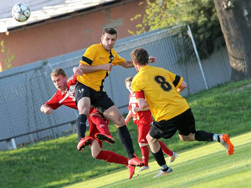 Rozjeté Velké Meziříčí B (v červeném) doma rozdávalo body. Chotěboř si odvezla vysokou výhru 3:0.