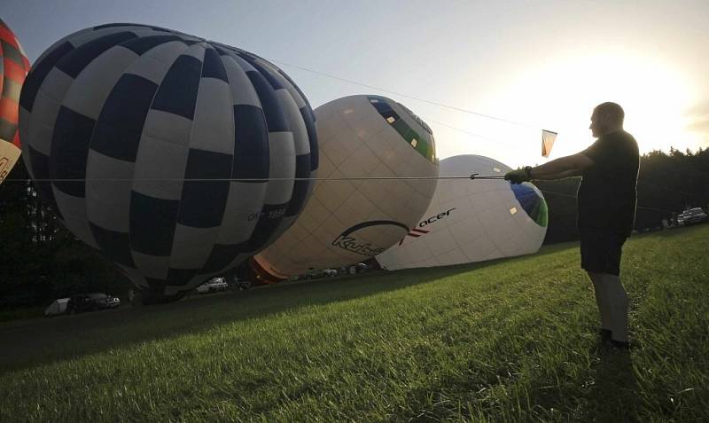 Lidé mají v okolí Radešína možnost vídat na nebi horkovzdušné balony až do soboty vždy v brzkých ranních hodinách a před západem slunce.