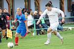 Fotbalistům Radešínské Svratky (v modrém) se v neděli dařilo, v derby zdolali výrazně omlazenou sestavu rezervy FC Žďas (v bílém) 3:0.