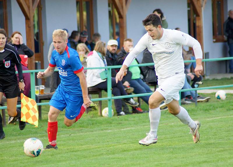 Fotbalistům Radešínské Svratky (v modrém) se v neděli dařilo, v derby zdolali výrazně omlazenou sestavu rezervy FC Žďas (v bílém) 3:0.
