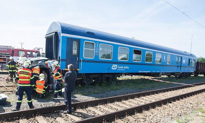 Cvičení jednotek IZS při srážce vlaku s osobním automobilem v Sázavě na Žďársku.