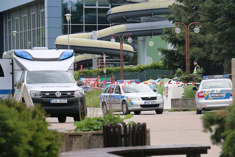 V úterý ráno obsadili a neprodyšně uzavřeli centrum Žďáru nad Sázavou policisté.