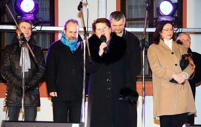 Nový rok 2011 přivítaly v sobotu 1. ledna na žďárském náměstí Republiky stovky obyvatel města.