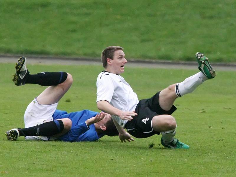 Fotbalistům Žďáru se v Pelhřimově nedaří. Před rokem zde prohráli 0:3. Teď byli domácí milosrdnější a zvítězili po zásluze 2:0. 