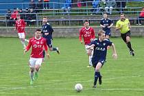 Ve středeční dohrávce 22. kola třetí ligy zdolali fotbalisté Nového Města na Moravě (v modrém) Uherský Brod díky brance z poslední minuty zápasu 1:0.